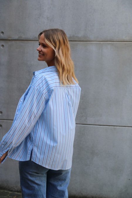 Chemise bleue à rayures