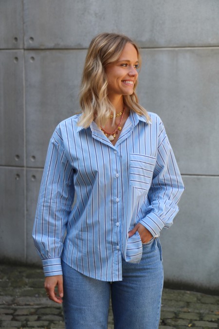 Chemise bleue à rayures