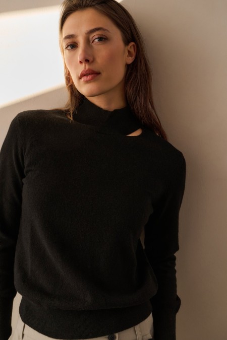 Pull noir col montant YAYA