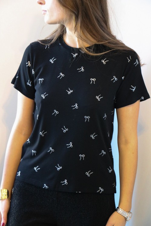 T-shirt noir avec noeuds argentés