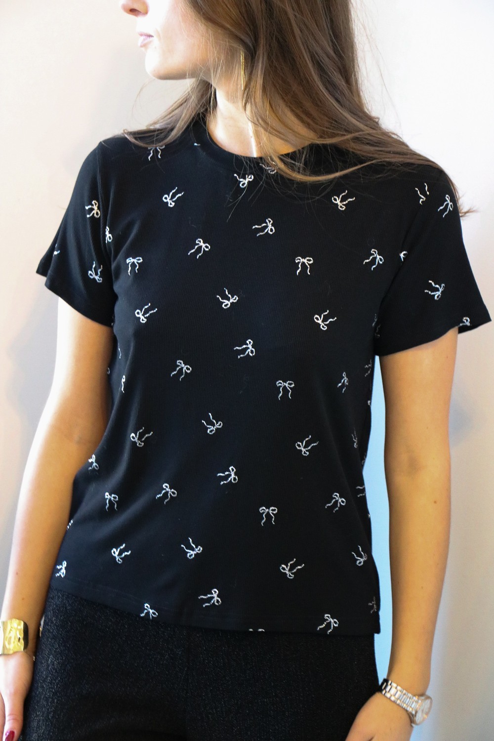 T-shirt noir avec noeuds argentés