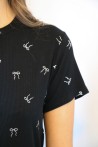 T-shirt noir avec noeuds argentés
