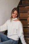Pull écru ouvert au col