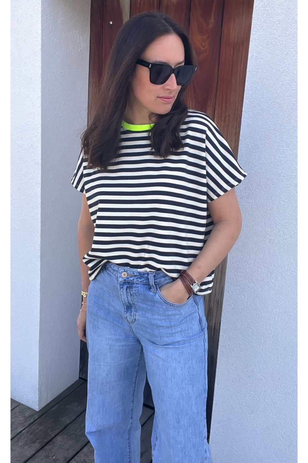 T-shirt rayé bleu et blanc col fluo