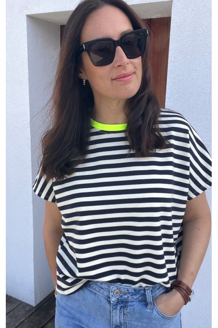 T-shirt rayé bleu et blanc col fluo
