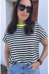 T-shirt rayé bleu et blanc col fluo