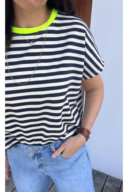 T-shirt rayé bleu et blanc col fluo