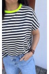 T-shirt rayé bleu et blanc col fluo