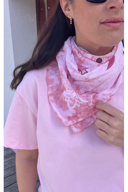 Foulard rose à motifs