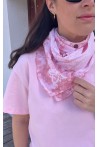 Foulard rose à motifs