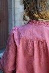 Chemisier rose à détails brodés