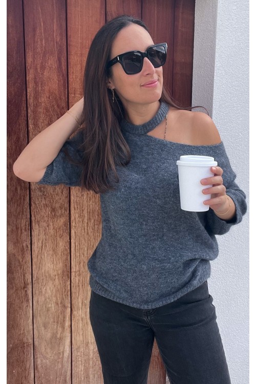 Pull gris ouvert épaule