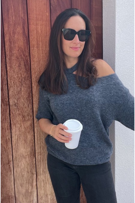 Pull gris ouvert épaule