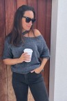 Pull gris ouvert épaule