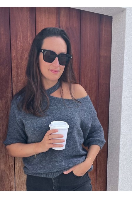 Pull gris ouvert épaule