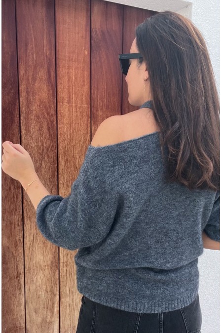 Pull gris ouvert épaule