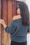 Pull gris ouvert épaule