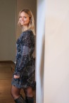 Robe noire à motifs