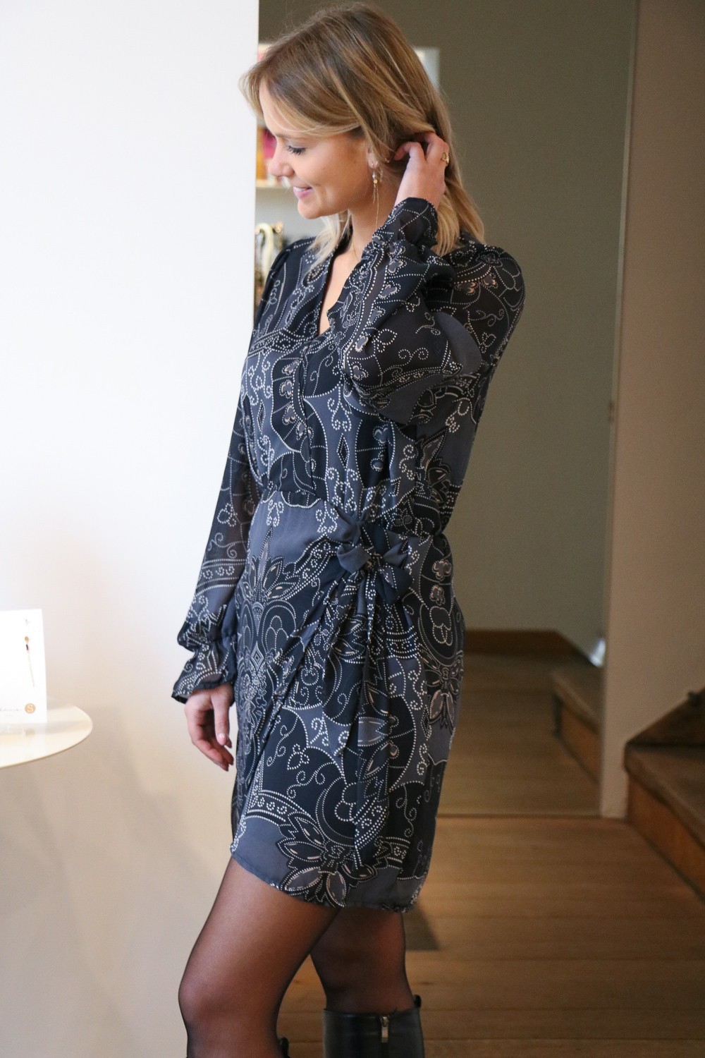 Robe noire à motifs