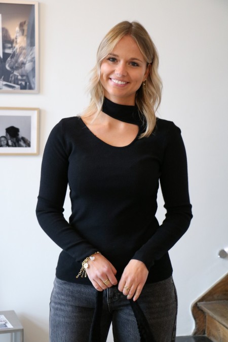Pull noir ouvert col