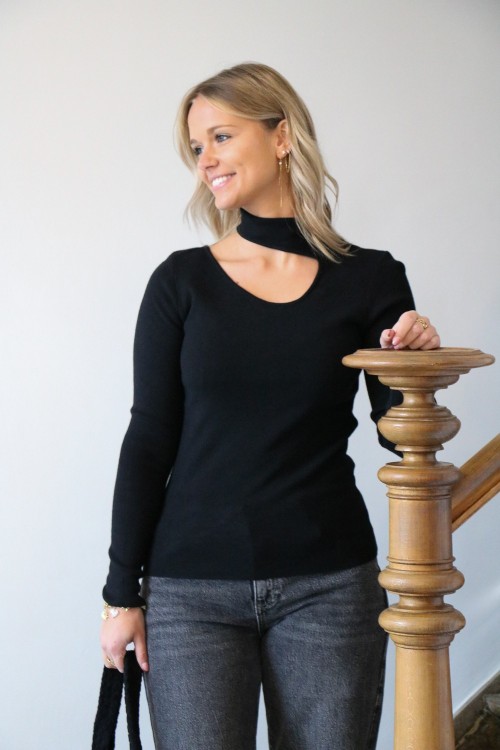 Pull noir ouvert col