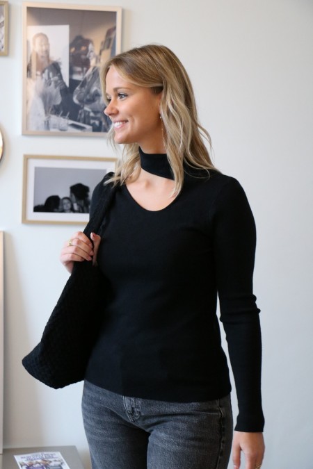 Pull noir ouvert col