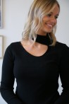 Pull noir ouvert col