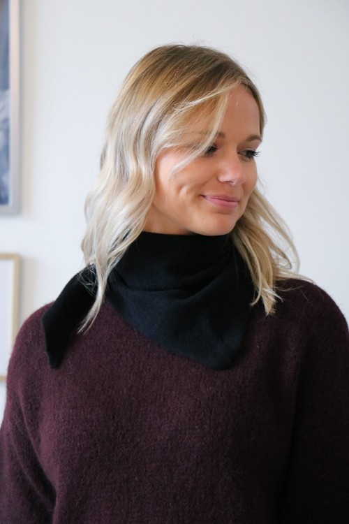 Petit foulard triangle noir