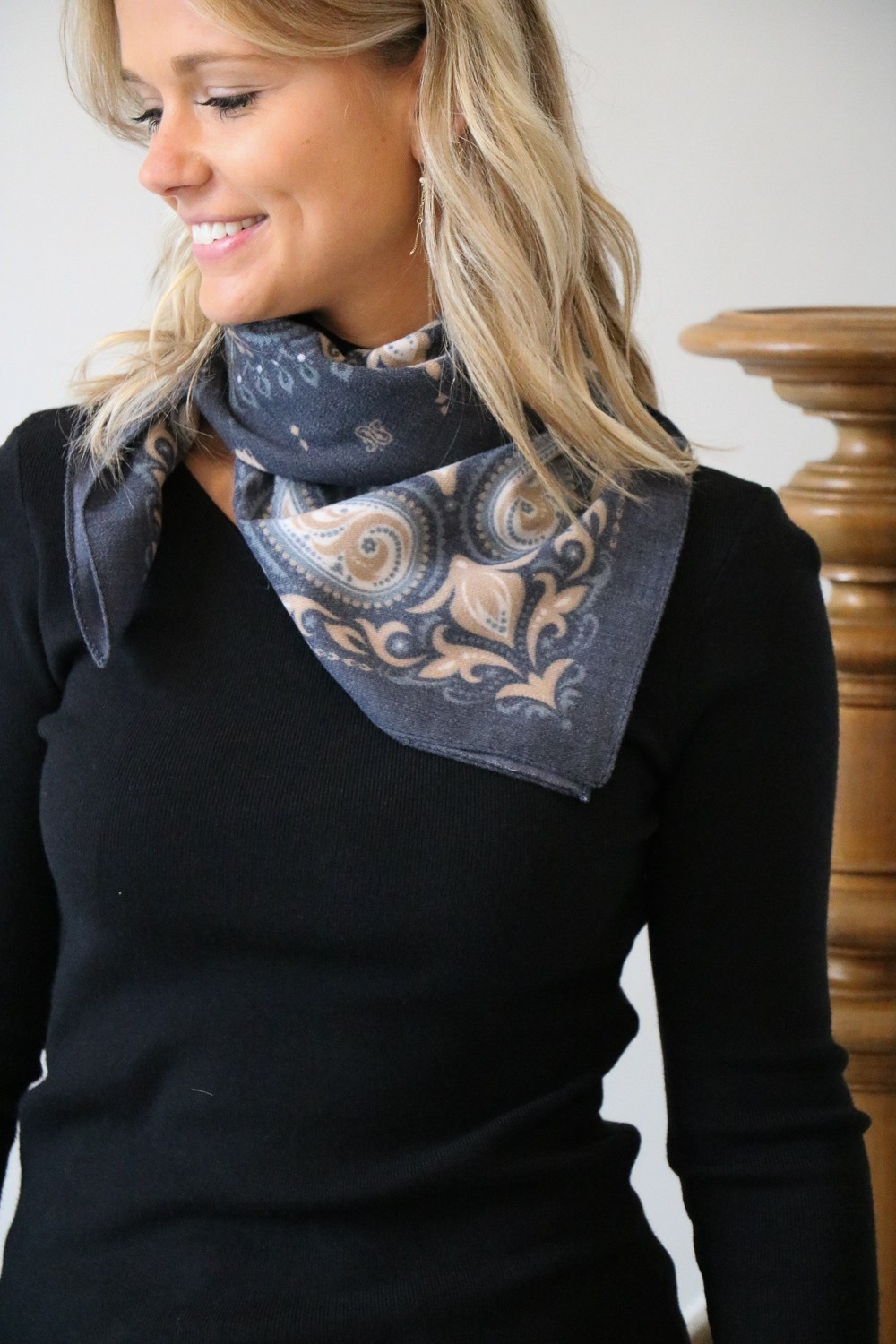 Foulard gris foncé à motifs mi-long