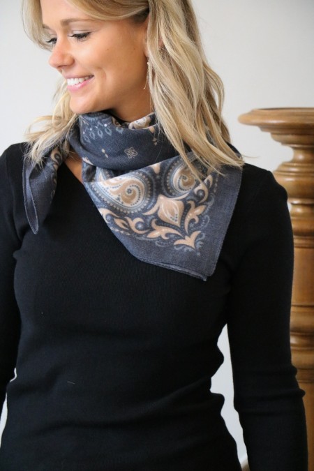 Foulard gris foncé à motifs mi-long