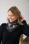 Foulard gris foncé à motifs mi-long