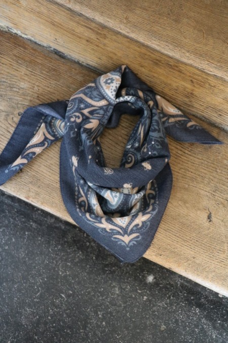 Foulard gris foncé à motifs mi-long